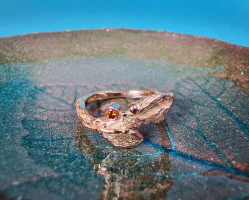 Robust twig ring with a cute leaf in rosé gold with a diamond cognac. One-of-a-kind ring created by Oogst.