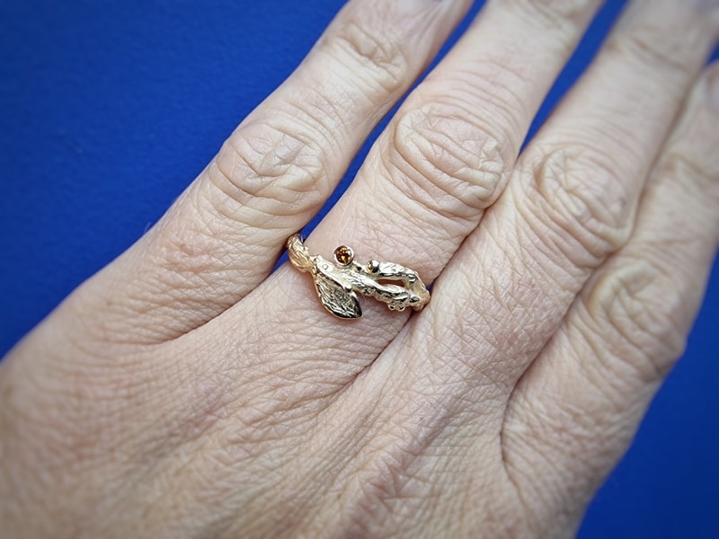Robust twig ring with a cute leaf in rosé gold with a diamond cognac. One-of-a-kind ring created by Oogst. Seen on the finger.