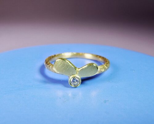 Roségouden ring 'Vouwen' met geelgouden element en bes met 0,05 ct diamant. Ontwerp van Oogst goudsmid in Amsterdam uit de Amorf vs Kristallijn collectie.