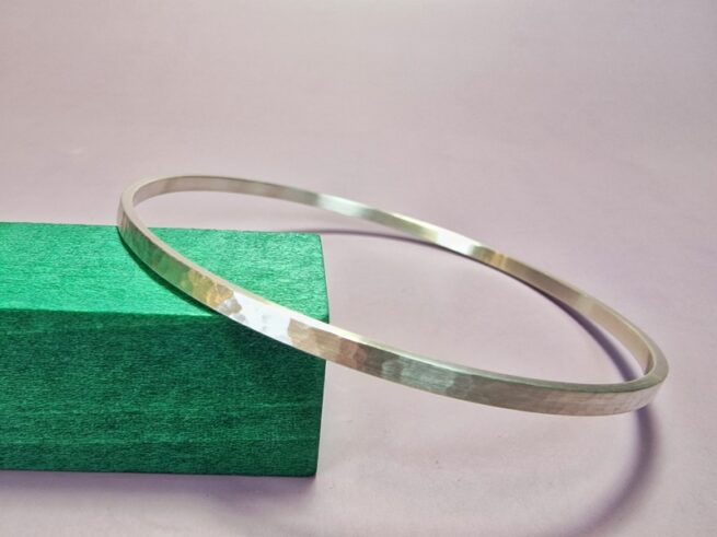 Silver bangle with fine hammering. Designed and made in the Oogst goldsmith studio in Amsterdam