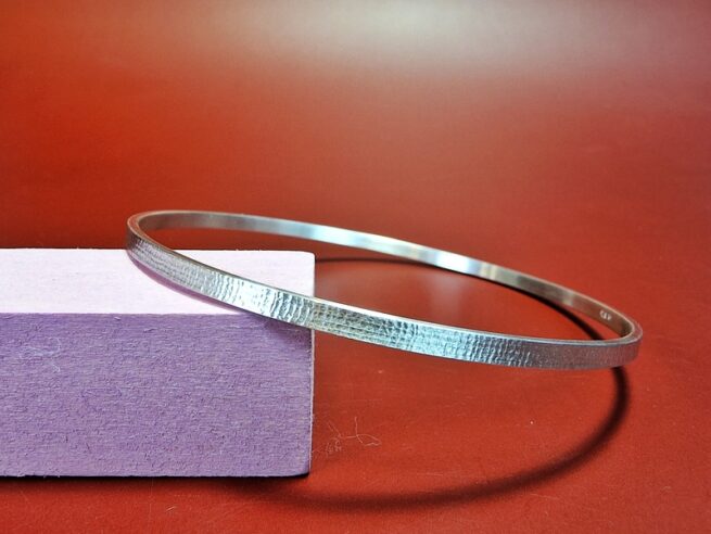 Zilveren armband met structuur van linnen. Rinkelband uit het Oogst atelier in Amsterdam