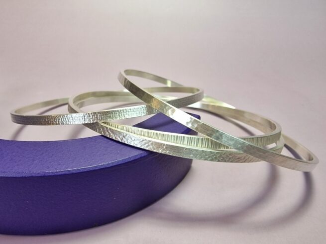Zilveren armbanden met structuur. Rinkelband om samen te dragen. Uit het Oogst atelier in Amsterdam