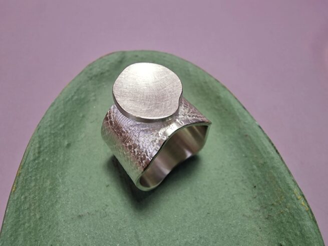 This silver wide ring from the 'Cells' series has a playful mix of patterns and shapes. Oogst Jewellery in Amsterdam