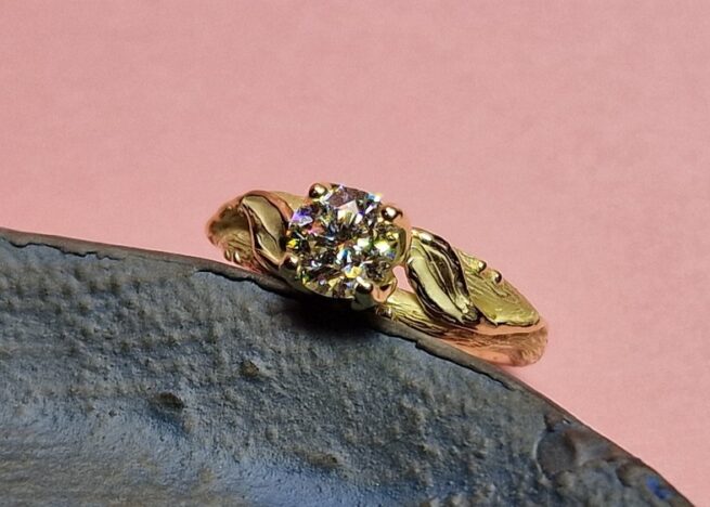 Engagement ring Orchard. Yellow gold twig ring with two leaves and a 0,80 crt brilliant cut diamond cape.. Designed by Oogst Jewellery in Amsterdam