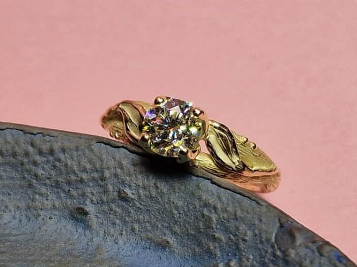Geelgouden takje verlovingsring met een 0,80 ct briljant geslepen diamant uit de Boomgaard serie. Ontwerp van Oogst Sieraden in Amsterdam