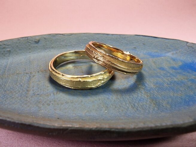 Erosion textured wedding rings. Oogst goldsmith Amsterdam