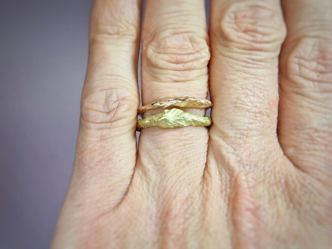 Berg ringen in geelgoud en roodgoud. Aanschuifringen uit de Schotland collectie van Oogst Sieraden in Amsterdam. Ring om de vinger aangeschoven bij elkaar.