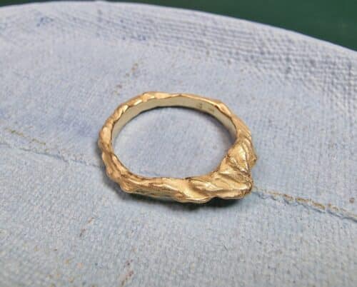Geelgouden Berg ring. Ontwerp uit het Oogst sieraden atelier in Amsterdam