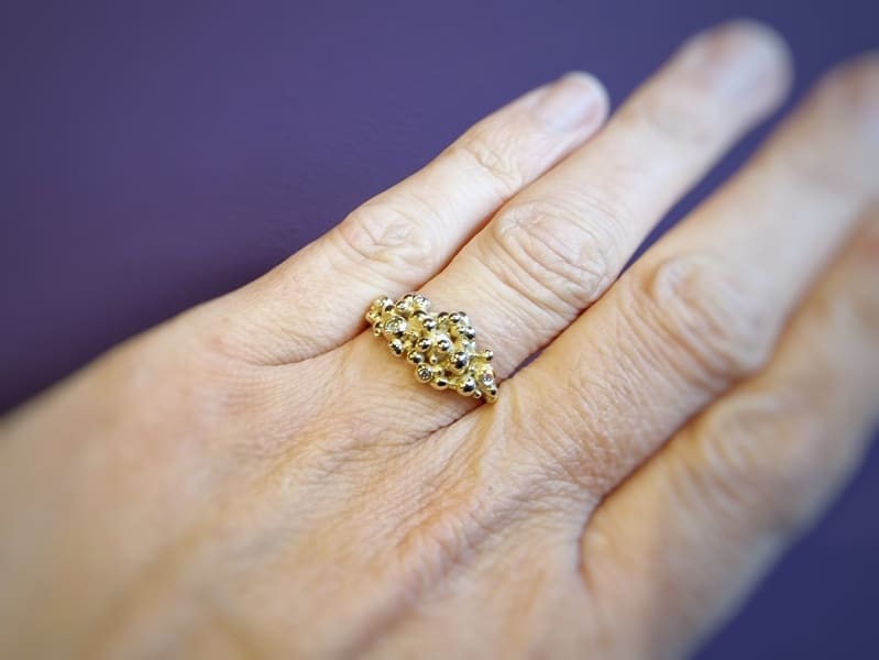 Bessen ring in geelgoud met diamant, eenmalig ontwerp van Oogst Sieraden in Amsterdam. Ring om vinger.