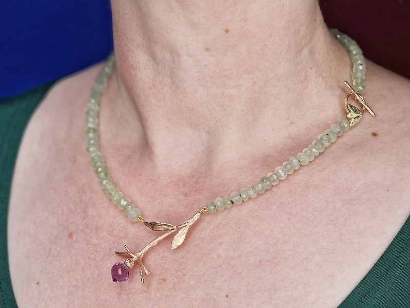 Prehnite necklace with rose gold 'Thistle' with amethist, worn Designed by oogst goldsmith Amsterdam.