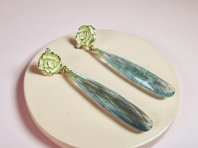 Geelgouden Mackintosh roos oorstekers met briolet mos aquamarijn en diamant. Exclusief paar oorbellen uit het Oogst atelier.