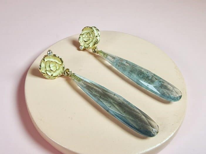 Geelgouden Mackintosh roos oorstekers met briolet mos aquamarijn en diamant. Exclusief paar oorbellen uit het Oogst atelier.