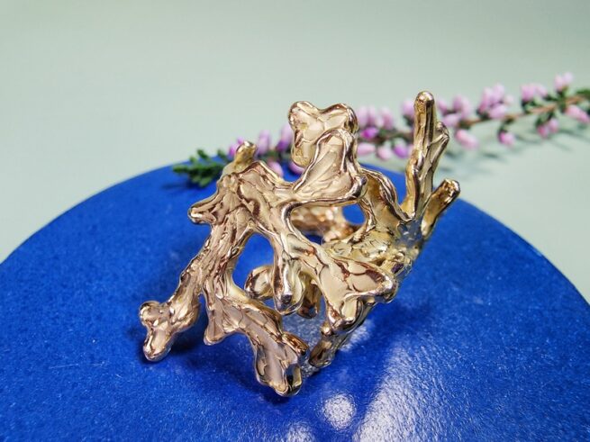 Golden statement ring Seaweed, designed by Oogst Goldsmith Amsterdam.