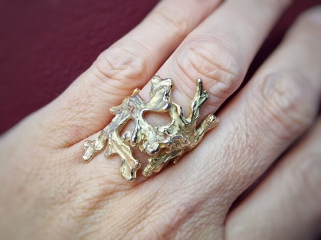 Golden statement ring Seaweed, worn, designed by Oogst Goldsmith Amsterdam.