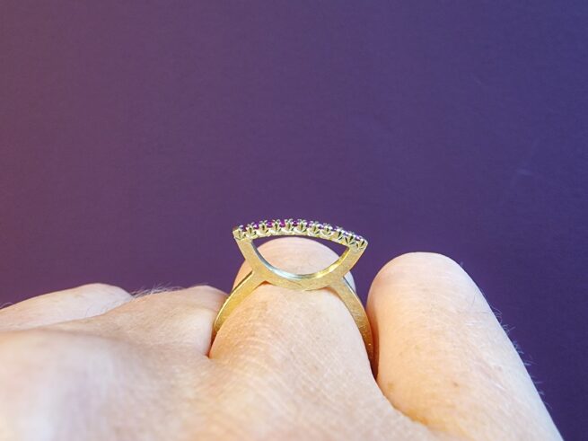 Geelgouden ring Distel met fancy purple diamant. Statement ring van Oogst Sieraden in Amsterdam