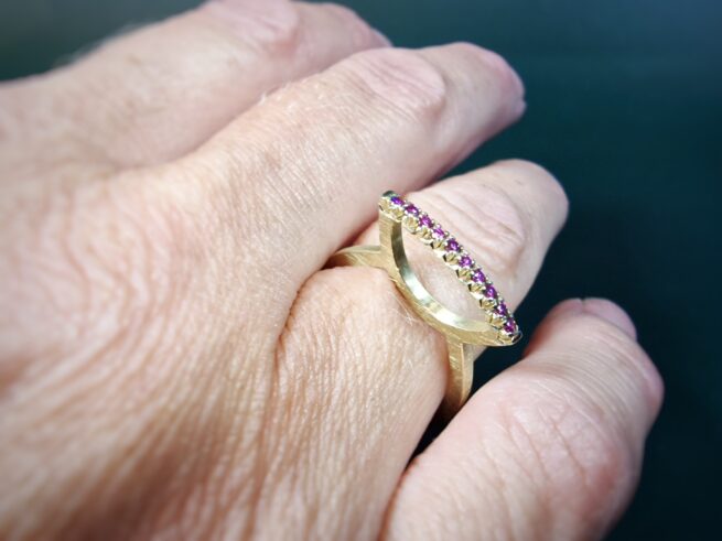 Geelgouden ring Distel met fancy purple diamant. Statement ring van Oogst Sieraden in Amsterdam. Om de vinger.