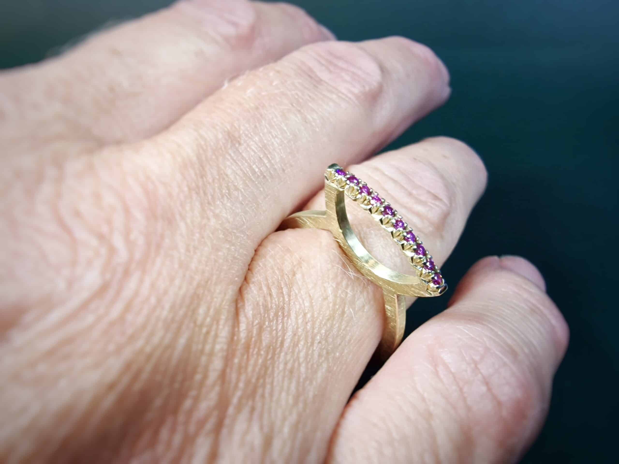 Geelgouden ring Distel met fancy purple diamant. Statement ring van Oogst Sieraden in Amsterdam. Om de vinger.