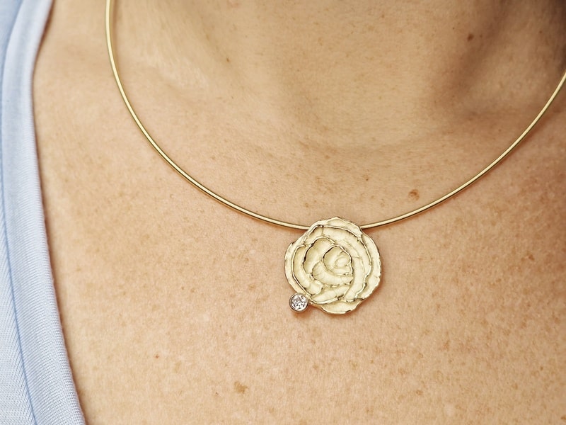 yellow gold pendant Mackintosh rose with diamond, design by Oogst Amsterdam