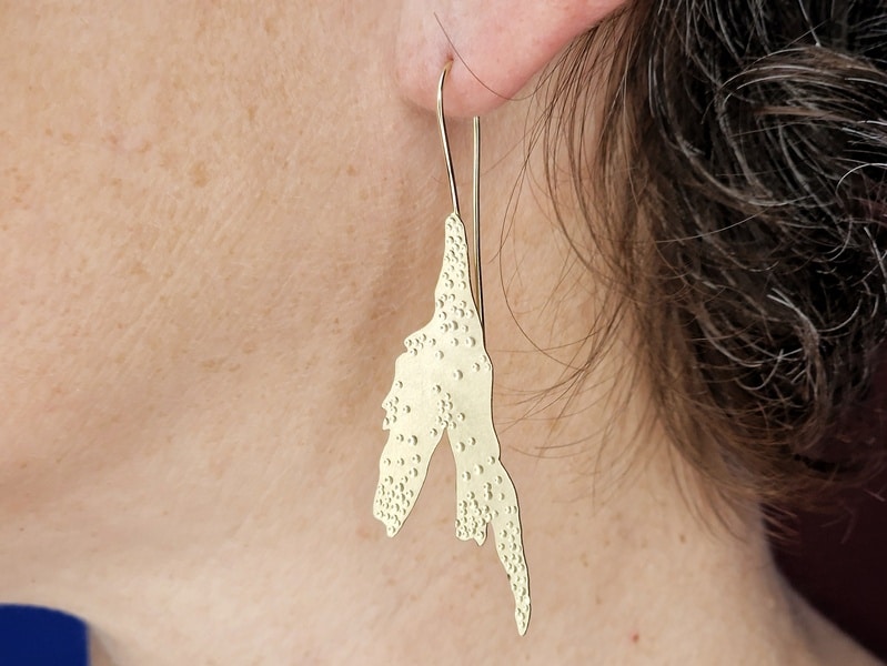 yellow gold seaweed earrings, worn, jewellery design by Oogst goldsmith Amsterdam