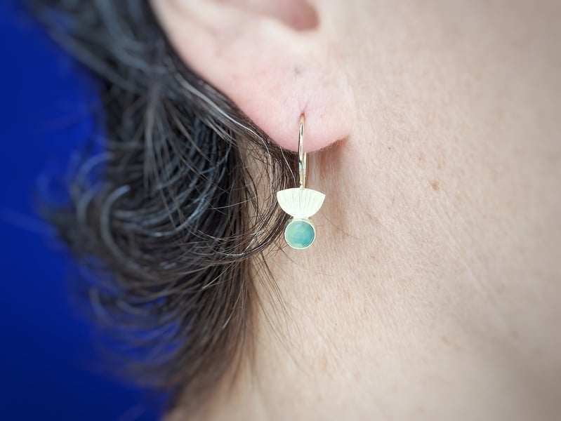Geelgouden oorsieraden Distel met groene chrysopraas, in het oor. Oogst Sieraden in Amsterdam.