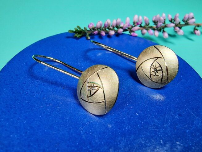 yellow gold earrings mackintosh hand engraved roses, design by Oogst Amsterdam