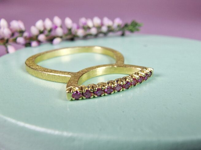 Geelgouden ring Distel met fancy purple diamant. Statement ring van Oogst Sieraden in Amsterdam