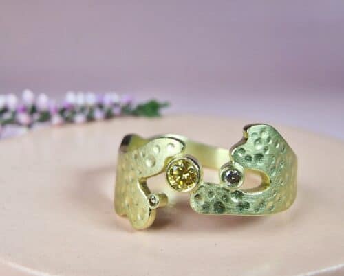 Geelgouden ring Zeewier met speelse textuur en diamanten. Sieraad ontwerp van Oogst in Amsterdam
