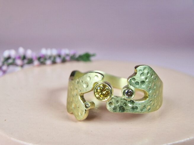 Geelgouden ring Zeewier met speelse textuur en diamanten. Sieraad ontwerp van Oogst in Amsterdam