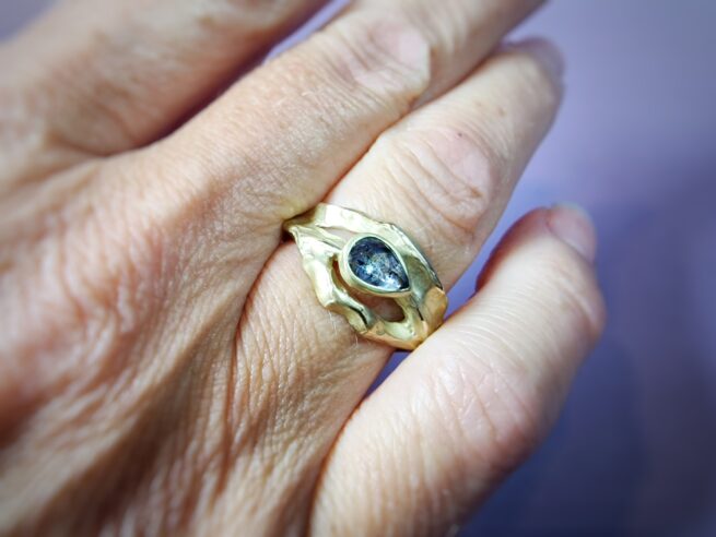 Geelgouden ring berg kam met salt & pepper diamant gedragen om de vinger. Sieraad ontwerp van Oogst in Amsterdam