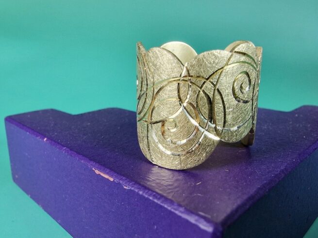 Golden ring Mackintosh Roses, ring design by Oogst jewellery designers Amsterdam