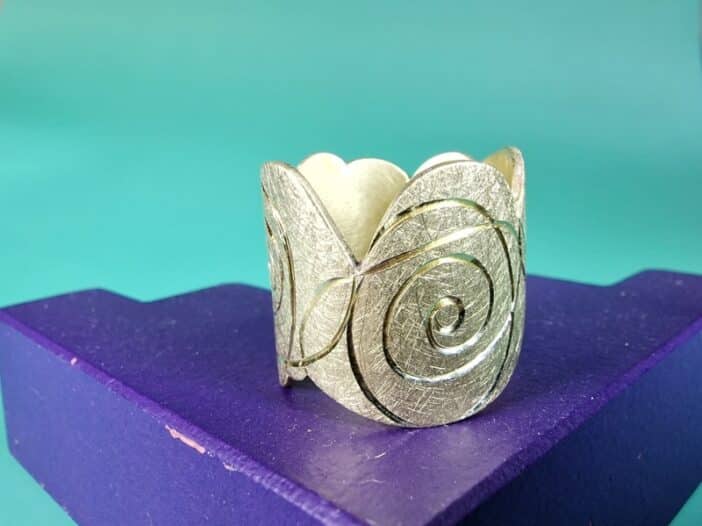 Geelgouden ring met Mackintosh rozen handgravure. Bijzonder sieraad ontwerp van Oogst in Amsterdam