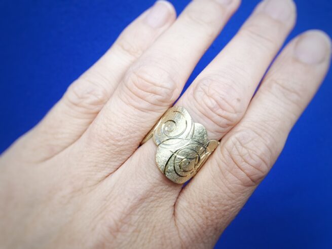 Geelgouden ring met Mackintosh rozen handgravure. Bijzonder sieraad ontwerp van Oogst in Amsterdam. Ring om de vinger.