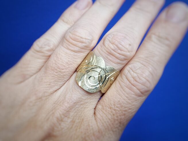 Geelgouden ring met Mackintosh rozen handgravure. Bijzonder sieraad ontwerp van Oogst in Amsterdam. Ring om de vinger.
