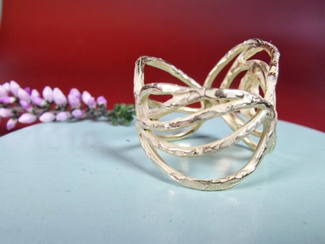 Geelgouden ring opengewerkte Mackintosh ornamenten. Uit het Oogst atelier. Andere hoek details ring.