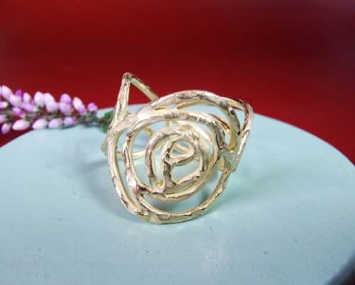 Geelgouden ring opengewerkte Mackintosh ornamenten. Uit het Oogst atelier.