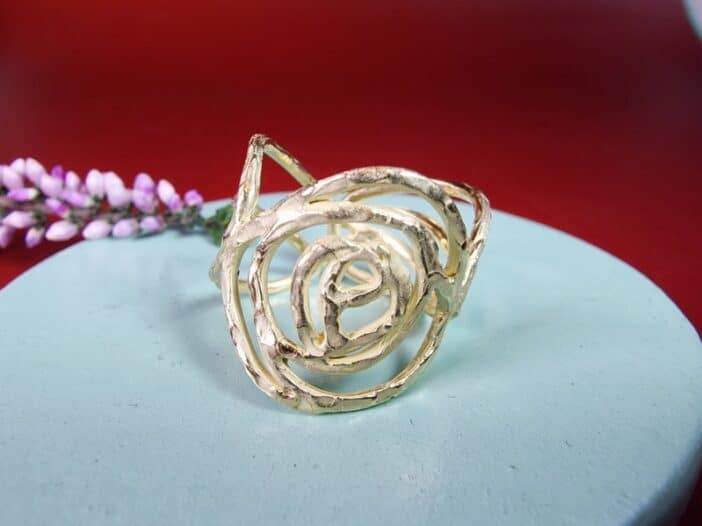 Geelgouden ring opengewerkte Mackintosh ornamenten. Uit het Oogst atelier.