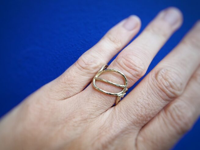 Geelgouden ring opengewerkte Mackintosh ornamenten. Uit het Oogst atelier. Om de vinger.