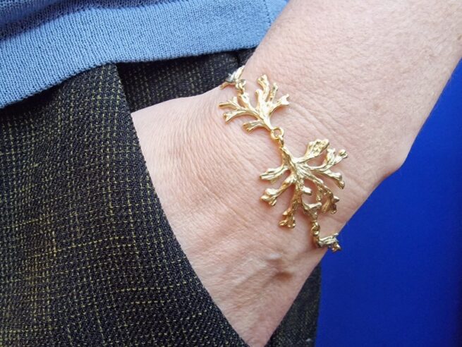 golden bracelet seaweed, worn, jewellery designer Oogst goldsmith Amsterdam