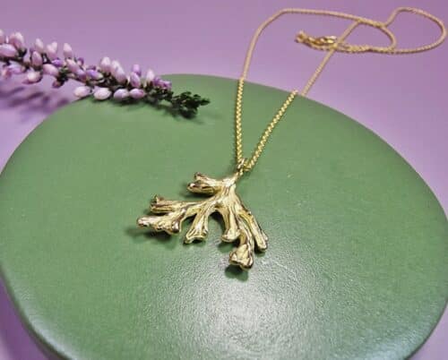 Golden pendant Seaweed, jewellery design by Oogst Goldsmith Amsterdam