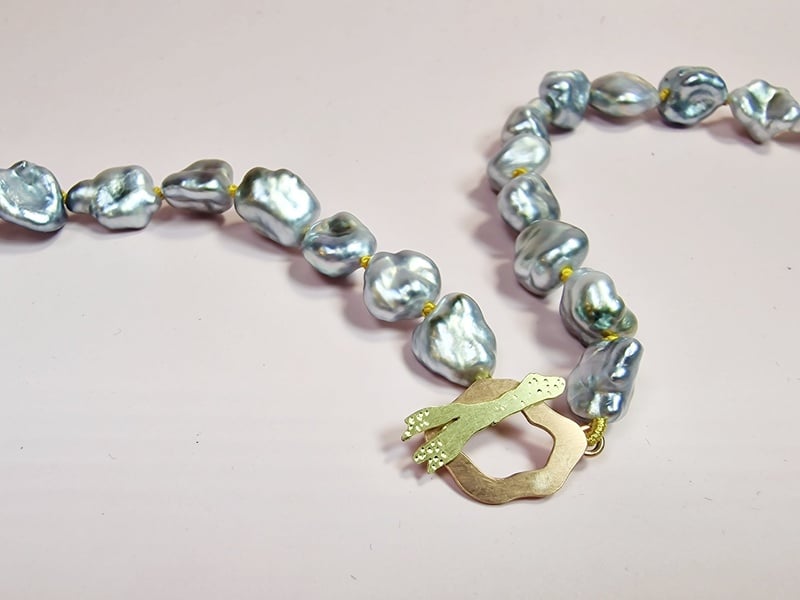 Collier met Tahiti Keshi met roségouden en geelgouden zeewier detail. Uit het Oogst atelier.