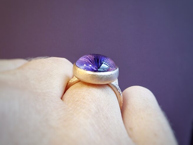 Rose gold ring Thistle with an amethyst, worn. designed by Oogst goldsmith Amsterdam.