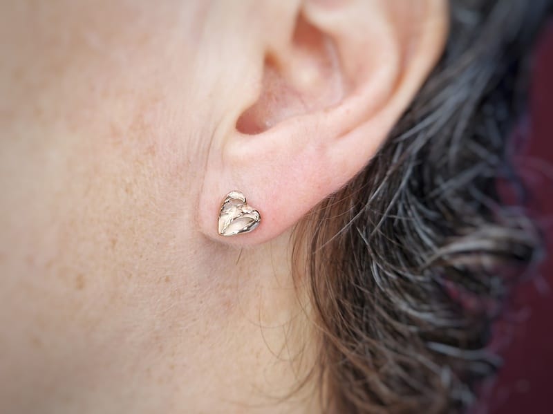 Roodgouden oorstekers Mackintosh ornamenten, asymmetrisch paar, in het oor. Oogst Sieraden in Amsterdam