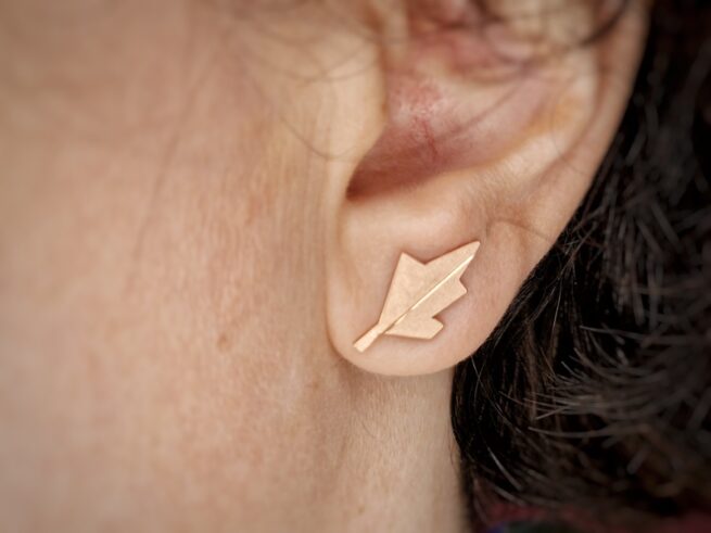 Roodgouden oorstekers eikenblaadjes, Mackintosh serie, in het oor. Oogst Sieraden in Amsterdam.