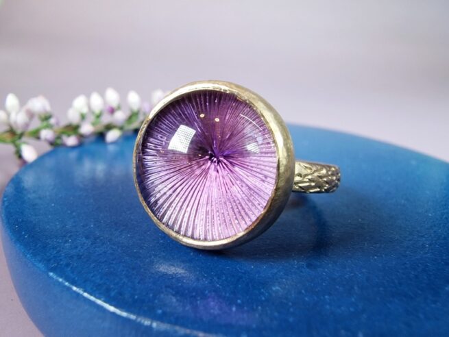 Rose gold ring Thistle with an amethyst, designed by Oogst goldsmith Amsterdam.