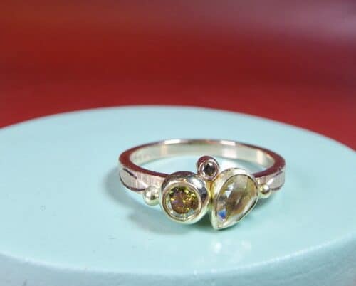 Roodgouden ring met roos en briljant geslepen diamant en blaadjes handgravure Mackintosh ornament. Vrolijk elegant sieraad van Oogst.
