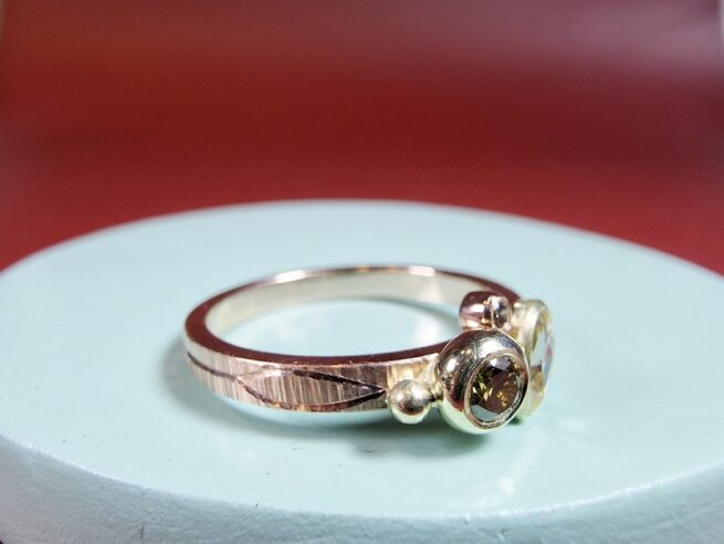 Roodgouden ring met roos en briljant geslepen diamant en blaadjes handgravure Mackintosh ornament. Vrolijk elegant sieraad van Oogst.