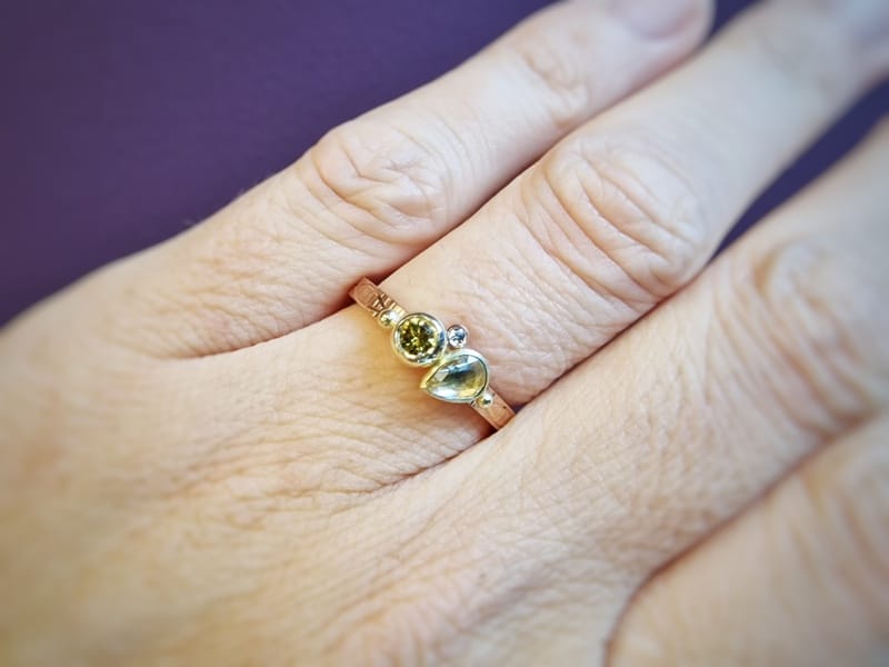 Roodgouden ring met roos en briljant geslepen diamant en blaadjes handgravure Mackintosh ornament. Vrolijk elegant sieraad van Oogst. Om d evinger.