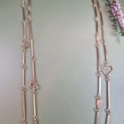 Roodgouden schakelcollier met Mackintosh ornamenten, details. Oogst Sieraden in Amsterdam