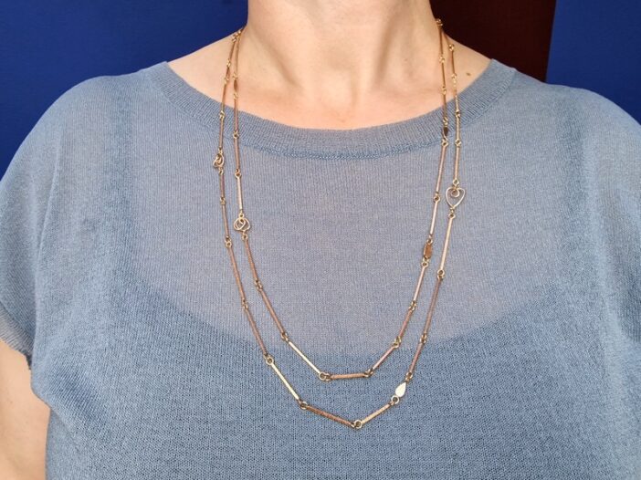 Roodgouden schakelcollier met Mackintosh ornamenten lang en dubbel, gedragen om hals. Elegant lang collier ontwerp van Oogst Goudsmeden in Amsterdam