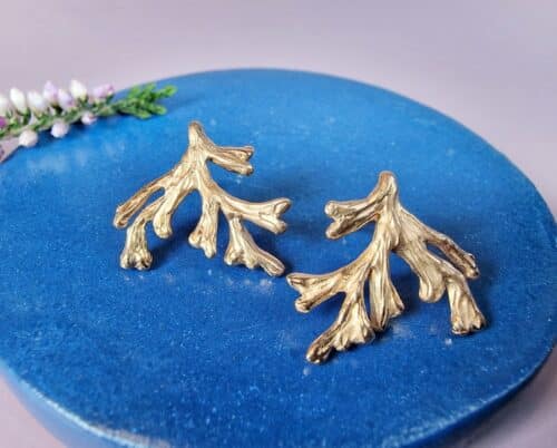 Golden ear studs Seaweed, jewellery design by Oogst goldsmith Amsterdam